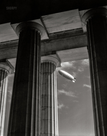 Photo showing: Akron Over Lincoln -- November 2, 1931. Washington, D.C. Navy airship U.S.S. Akron over the Lincoln Memorial.