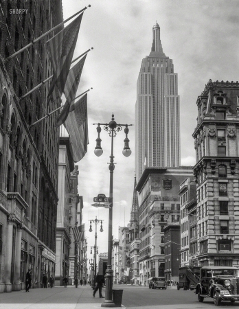 Photo showing: Empire State Building -- July 4, 1933. New York City. Empire State Building from 41st Street and Fifth Avenue.