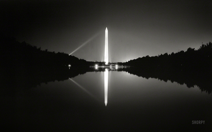 Photo showing: Lux Americana -- Circa 1933. View of Washington Monument at night in Reflecting Pool.