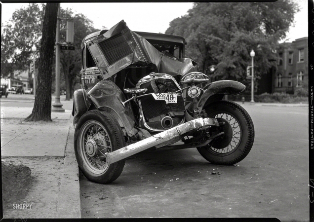 Photo showing: Fender Bender -- Washington, D.C., 1933. Front of wrecked automobile.
