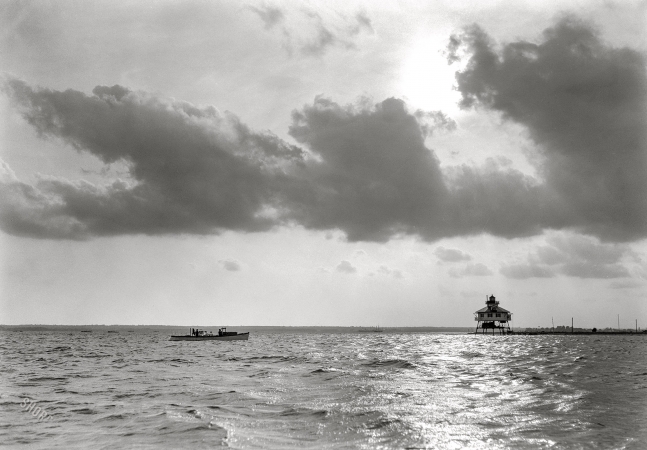 Photo showing: Ragged Point -- Chesapeake Bay (Maryland) circa 1950. Ragged Point Light in the Potomac River.