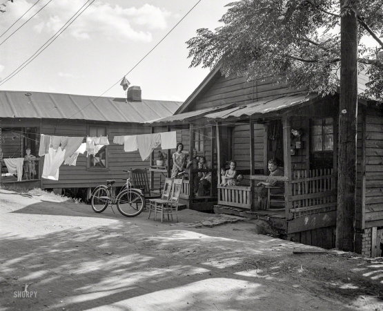 Photo showing: Shady Rest. -- Columbus, Georgia, or vicinity circa 1950, and another snap from the Housing series.