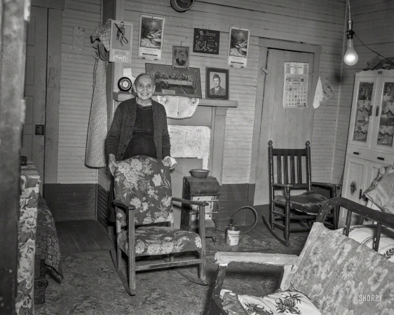 Photo showing: The Naked Bulb -- Columbus, Georgia. Housing 1-18-51.