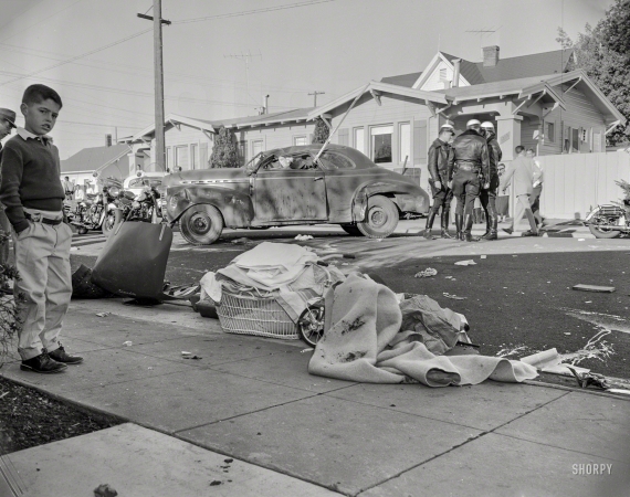 Photo showing: Dead End -- Circa 1958, more vehicular mayhem in Oakland, California.