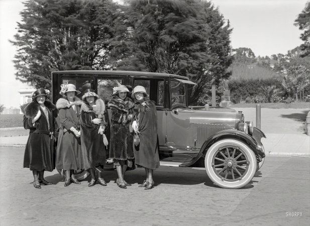 Photo showing: Belles-Motors -- San Francisco circa 1924. Buick sedan at Lafayette Park -- costumes.