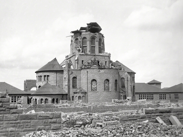 Photo showing: After the Fall -- San Francisco, April 1906. Memorial Church after earthquake. The chapel at Stanford University.