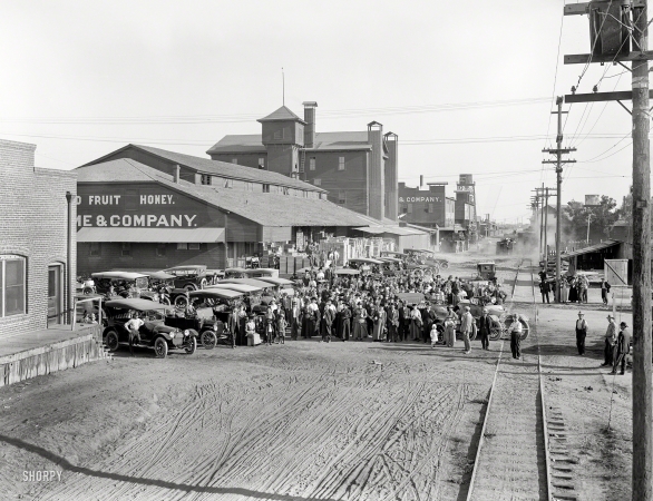 Photo showing: Fresno -- Fresno, California, circa 1915. Auto tourists in Fruit Packing District.