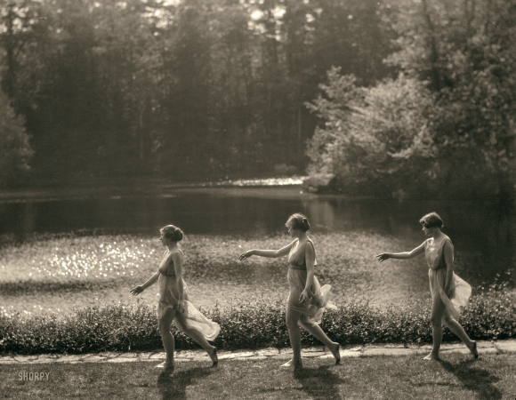 Photo showing: Gauze Country -- New York circa 1933. Elizabeth Duncan dancers.