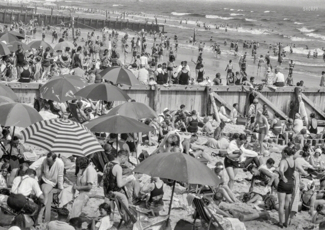 Photo showing: The Madding Crowd -- Summer 1927. New York City views -- Long Beach.