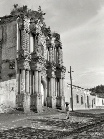 Photo showing: Ruinas el Carmen -- Circa 1915. Travel views of Guatemala. View from northeast of Iglesia el Carmen, Antigua.
