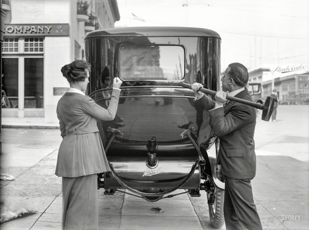 Photo showing: Keyless Entry -- San Francisco circa 1918, and what seems to be a demonstration of the paparazzi-proof Mitchell sedan.