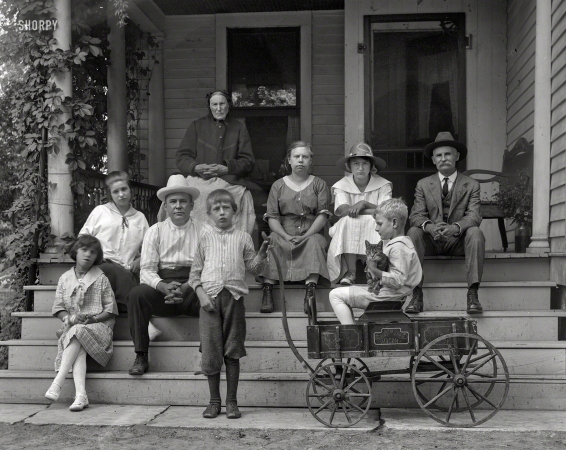 Photo showing: Family Portrait. -- From around 1915 we bring you the John Doe family and their cat.