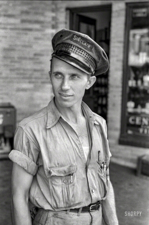 Photo showing: Sinclair Serviceman -- August 1939. Service station operator in Seminole, Oklahoma.