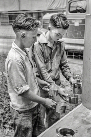 Photo showing: Coffee Run -- 1941. Free coffee served at the picnic grounds on the Fourth of July at Vale, Oregon.
