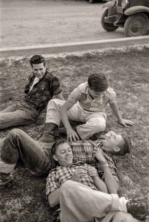 Photo showing: Fair Laddies -- Spring 1942. El Centro, California (vicinity). Young people at the Imperial County Fair.