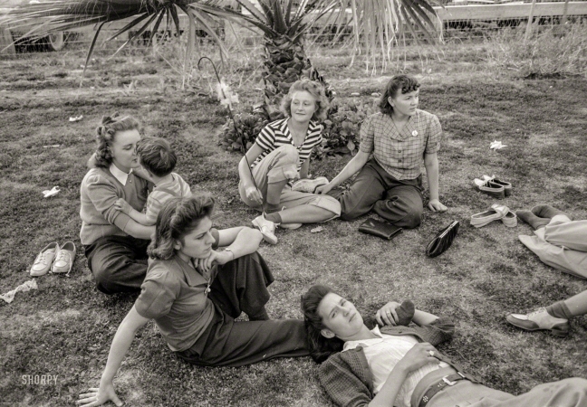 Photo showing: Fair Ladies -- Spring 1942. El Centro, California (vicinity). Young people at the Imperial County Fair.
