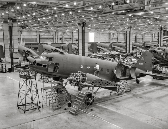 Photo showing: Awaiting Their Wings -- October 1942. A long line of C-47 transport planes awaits the installation
of wings at the Long Beach, California, plant of Douglas Aircraft Company.
