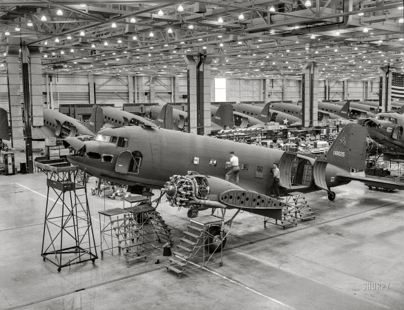 Photo showing: Awaiting Their Wings -- October 1942. A long line of C-47 transport planes awaits the installation
of wings at the Long Beach, California, plant of Douglas Aircraft Company.