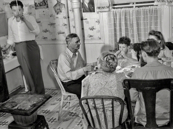 Photo showing: A Second Helping -- June 1942. The Kassalo family kitchen, also seen <a href=http://www.junipergallery.com/node/8724><u>here</u></a>.