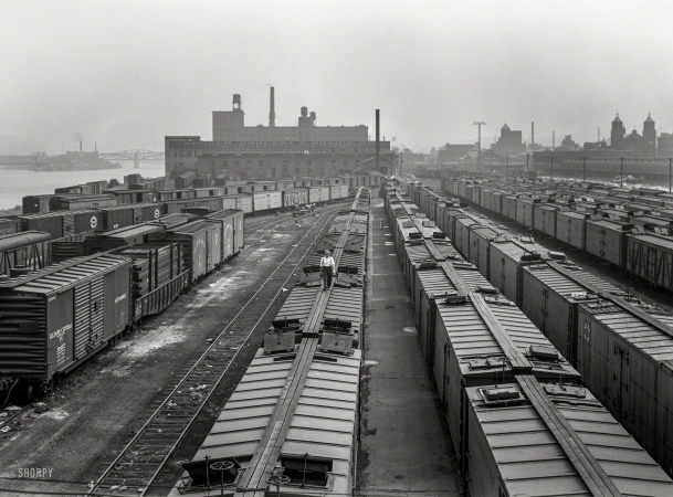 Photo showing: Wartime Rail -- September 1942. Freight cars at the Kroger warehouse in Pittsburgh, Pennsylvania.