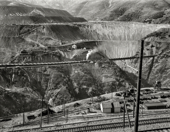 Photo showing: Bingham Mine -- November 1942. Utah Copper Co. ore cars -- Bingham Mine at Bingham Canyon, Utah.