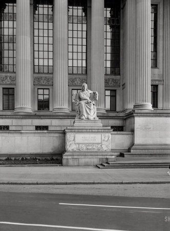 Photo showing: Prologue -- May 1942. Washington, D.C. Statue at the Pennsylvania Avenue entrance to the National Archives.