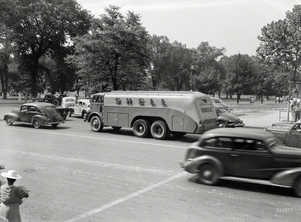 Photo showing: Classical Gas. -- July 1942. Washington, D.C. Cars and trucks on Independence Avenue S.W.