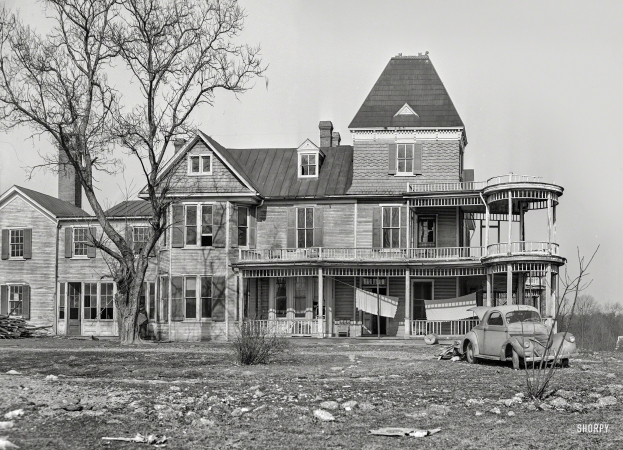 Photo showing: Club Firetrap -- March 1941. House being converted into a 'nightclub' near Laurel, Maryland.