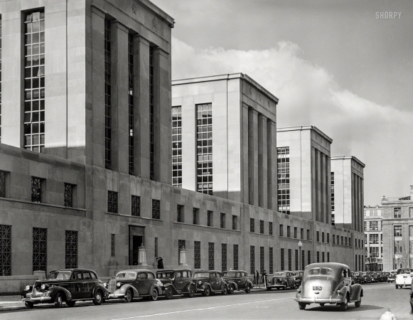 Photo showing: The Annex. -- Washington, D.C., circa 1940. Bureau of Engraving and Printing Annex, C Street S.W.