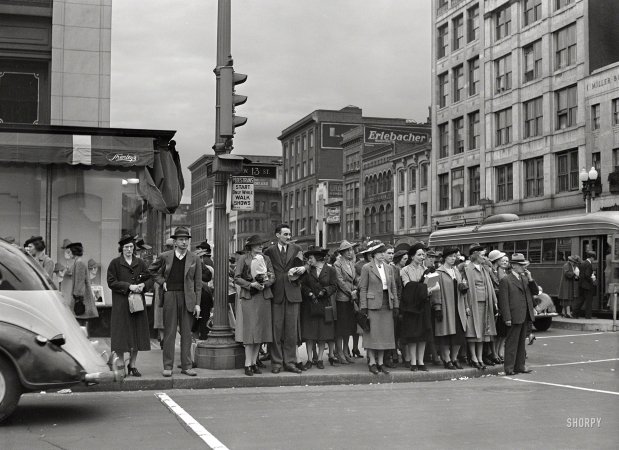 Photo showing: Crossing Thirteenth -- Spring 1939. Waiting for stoplight in Washington, D.C.