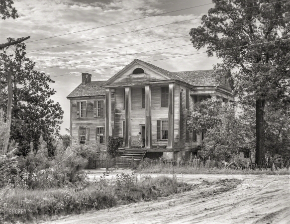 Photo showing: Georgia Gothic -- July 1937. Antebellum plantation house in Greene County, Georgia.