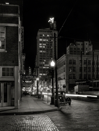 Photo showing: Dallas After Dark -- January 1942. Night view, downtown section. Dallas, Texas.