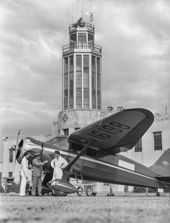 Photo showing: Meacham Field -- January 1942. Fort Worth, Texas. Meacham Field. Civilian pilot
training school. Instructor and students, control tower in background.