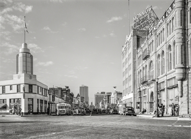 Photo showing: Bus Center -- January 1942. Fort Worth, Texas. View of Main Street.