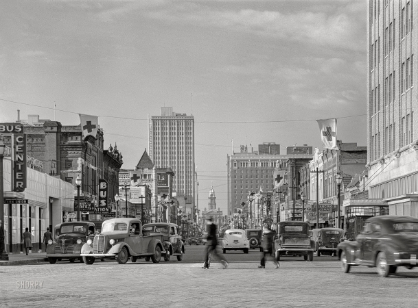 Photo showing: Urban Cowboys -- January 1942. Fort Worth, Texas. View of Main Street and Tarrant County Courthouse.