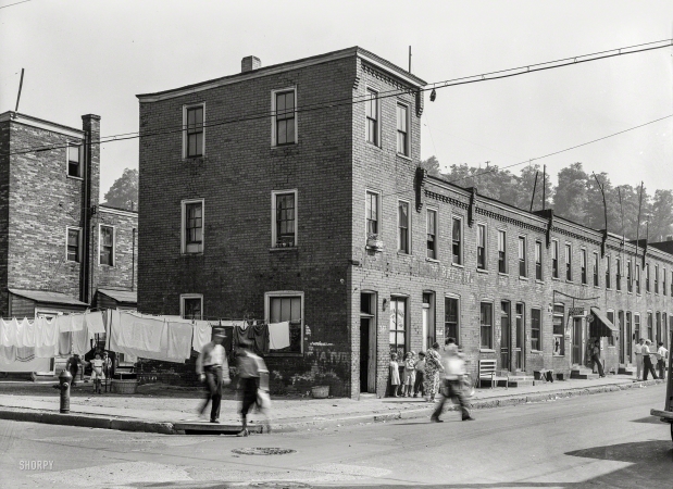 Photo showing: Clothespin Corner -- July 1939. Housing conditions in Ambridge, Pennsylvania. Home of the American Bridge Company.