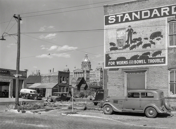 Photo showing: Court and Sixth -- September 1939. Iowa state capitol, Des Moines.