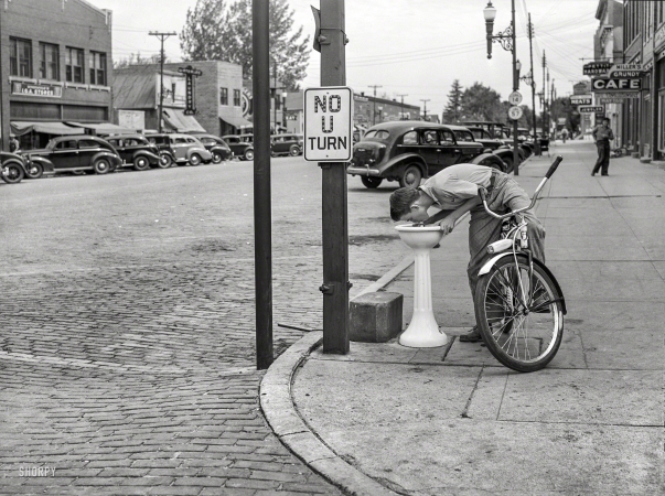 Photo showing: Fountain of Youth. -- September 1939. Public drinking fountain in Grundy Center, Iowa.