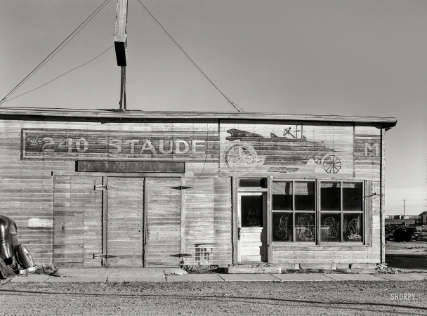 Photo showing: Ghost Tractor -- November 1937. Old building in Plentywood, Montana.
