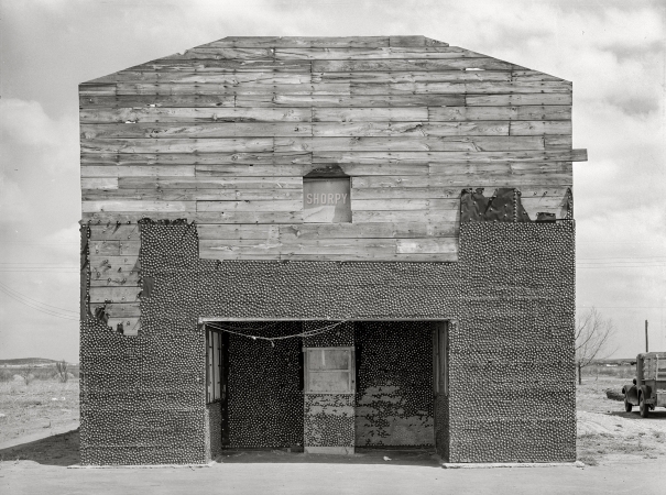 Photo showing: Bottlecap Bijou -- March 1939. Abandoned theater decorated with bottle caps. Quemado, Texas.