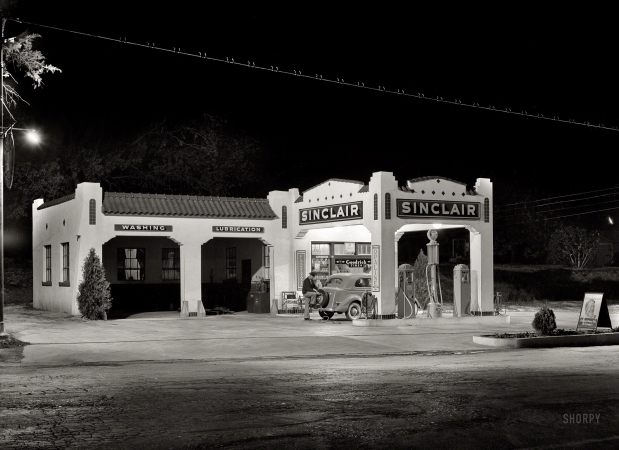 Photo showing: Sinclair Service Station -- April 1939. San Augustine, Texas. Oil and gasoline service station at night.