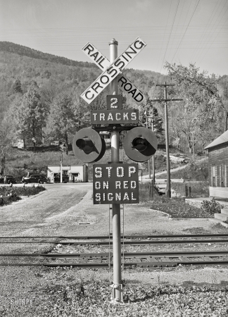 Photo showing: Modern Signal -- October 1939. Railroad crossing near Shaftsbury, Vermont.