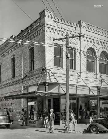 Photo showing: Denizens of Gonzales -- November 1939. Street corner in Gonzales, Texas.