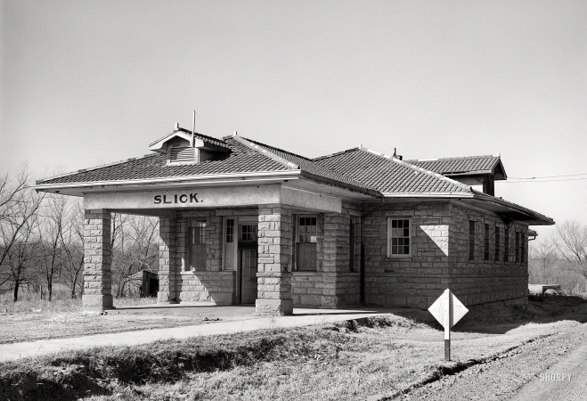 Photo showing: Slick Depot -- February 1940. Abandoned railway station, now used as church, in the oil ghost town of Slick, Oklahoma.