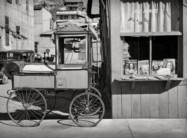 Photo showing: Action Comics -- April 1940. Popcorn stand in Globe, Arizona.