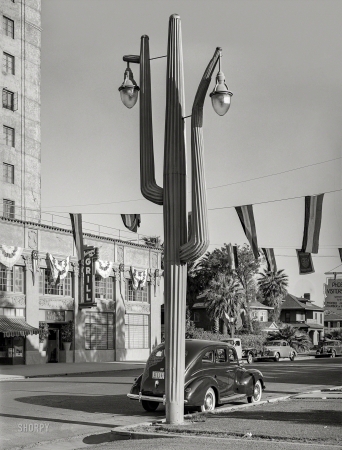 Photo showing: Western Lights -- May 1940. Cactus light standard in front of hotel in Phoenix, Arizona.