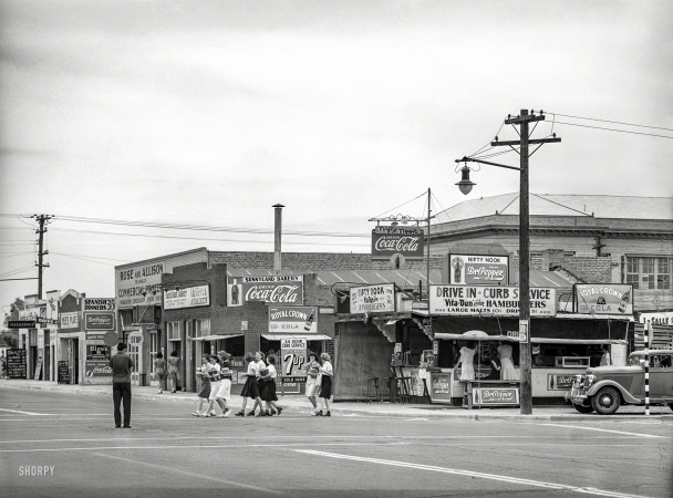 Photo showing: Nifty Nook -- May 1940. High school students crossing the street. Phoenix, Arizona.