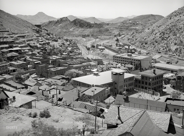 Photo showing: Bisbee From Above -- May 1940. Looking down on the rooftops of Bisbee, Arizona. Copper mining center in the Mule Mountains.