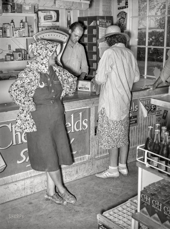 Photo showing: Holsum White -- May 1940. In the grocery store of the Casa Grande
Valley Cooperative Farms. Pinal County, Arizona.