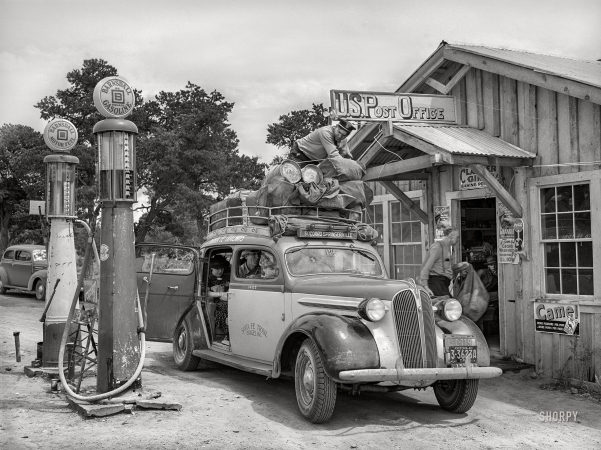 Photo showing: Santa Fe Trailways -- June 1940. Stage in front of the post office at Pie Town, New Mexico.